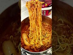 12 شهرا صلاحية الصلاحية النقانق الكورية المعكرونة الدجاج الساخن النكهة الكورية الأصلية المعكرونة الفورية