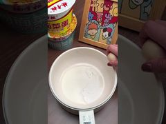 شاهد: شعيرية ونودلز بنكهة لحم البقر في مرقة ذهبية 183 جرام * 12 مصنوعة من شعيرية العرض