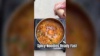وجبة سريعة من نودلز هوت بوت حارة من تشونغتشينغ
