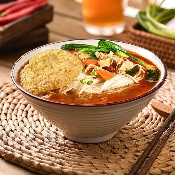 رامين سريعة التحضير اللذيذة غير المقلية على طراز هونغ كونغ بنكهة عصير الدهون حارة جدًا