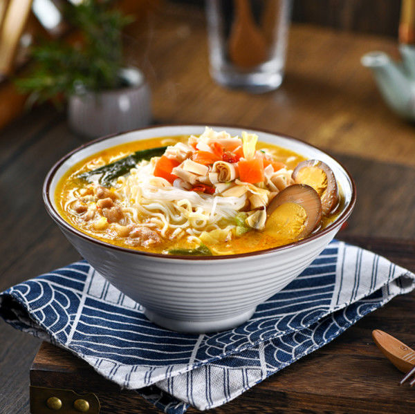 الشوربة الذهبية طعم لحم البقر الحار والحامض الفيرميسيلي المعكرونة الفورية المعكرونة الصينية الطعام الصيني