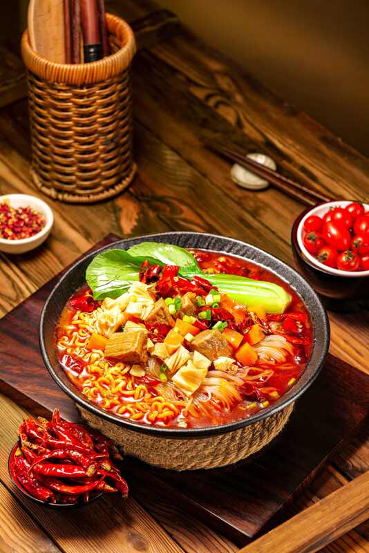 المعكرونة الحارّة تشونغ تشينغ مالا النكهة كوب المعكرونة 92g12 حزمة المعكرونة الفورية عظيمة للمتاجر السوبر ماركت المطاعم والمتاجر المريحة