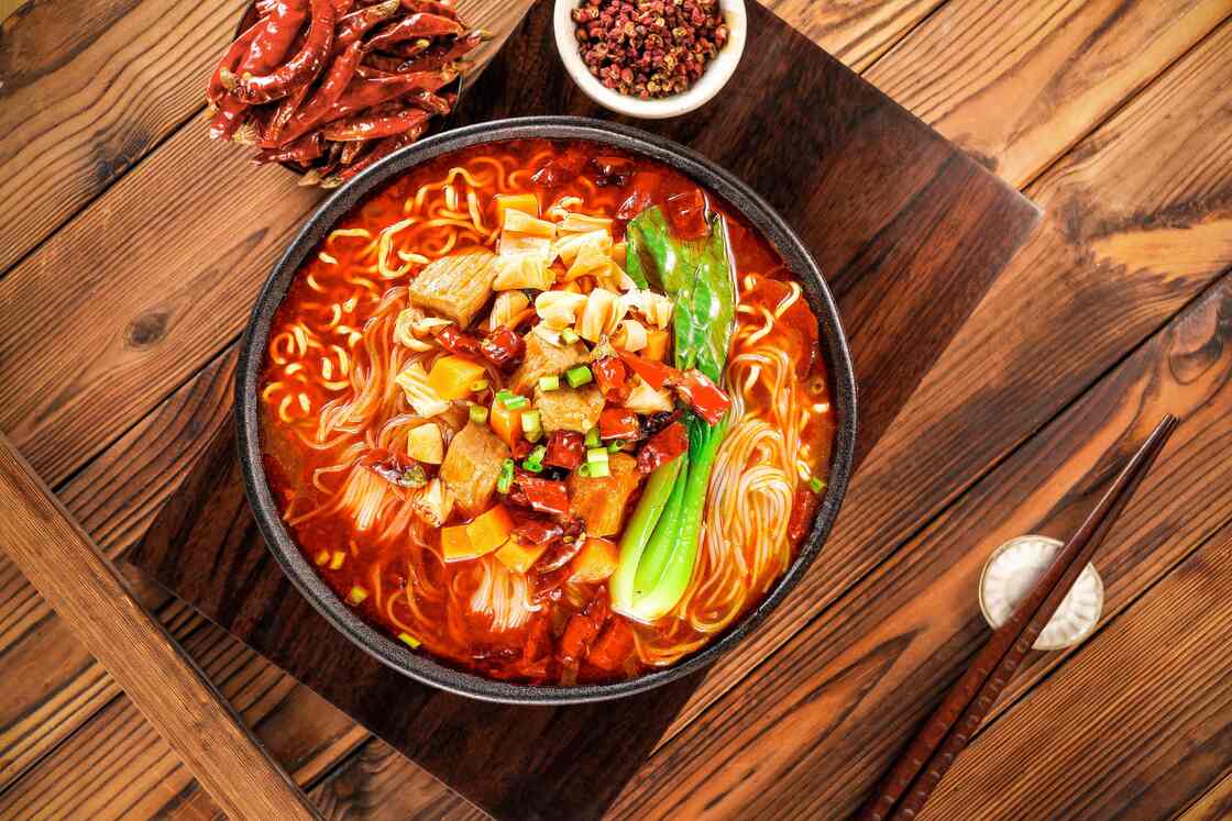 نكهة صلصة كوب النودلز الحارة 92 جرام 12 عبوة رامين فوري مثالية لمطاعم الخدمة السريعة وعربات الطعام والكافتيريات