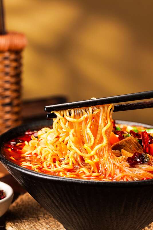 92g12 كوب نودلز بنكهة تشونغتشينغ مالا مكونات نباتية نودلز سريعة التحضير مثالية لخدمات تقديم الطعام والضيافة في المناسبات