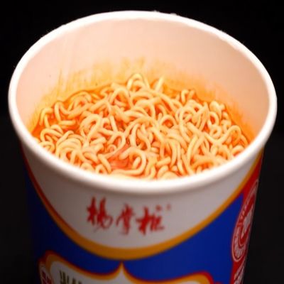 شعيرية صينية سريعة التحضير معبأة في برميل ورقي سهلة الطهي بنكهة تقليدية جديدة